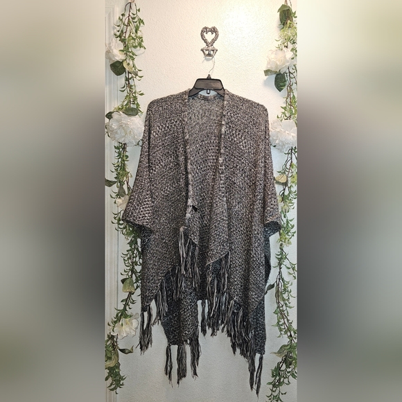 Shawl black,white and gray - Picture 1 of 1